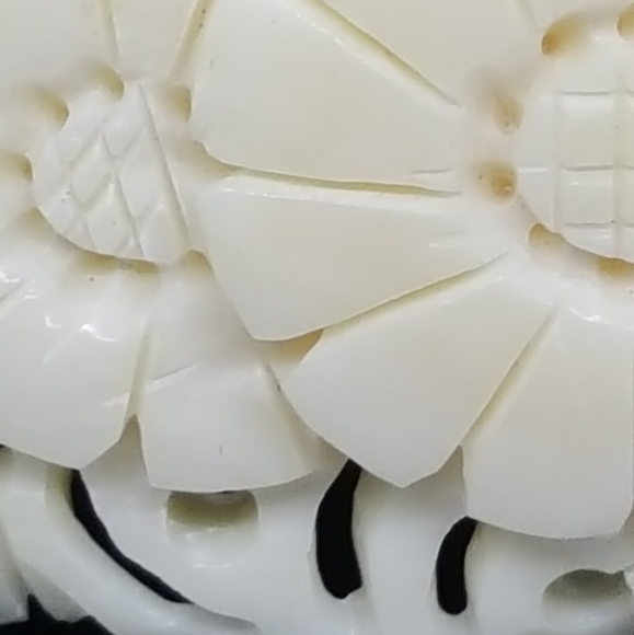 🔴 Vintage 1950's Carved Bone Brooch - Picture 2 of 11